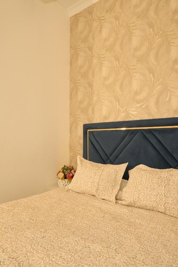 Royal Max & 3*